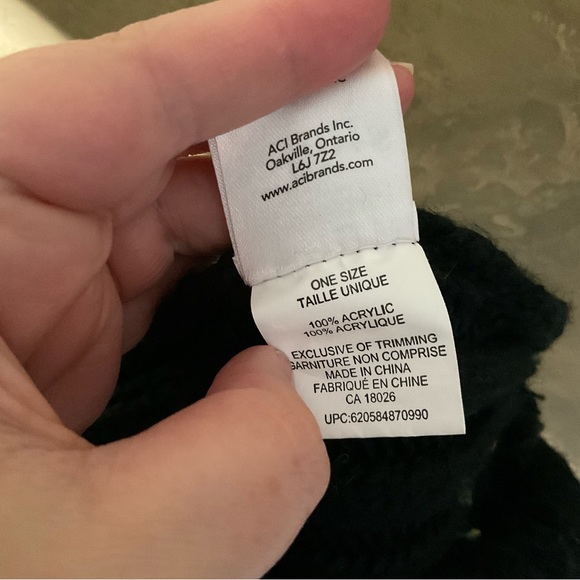 Schitts Creek A Little Bit Alexis Toque Knitted Hat - Picture 7 of 7